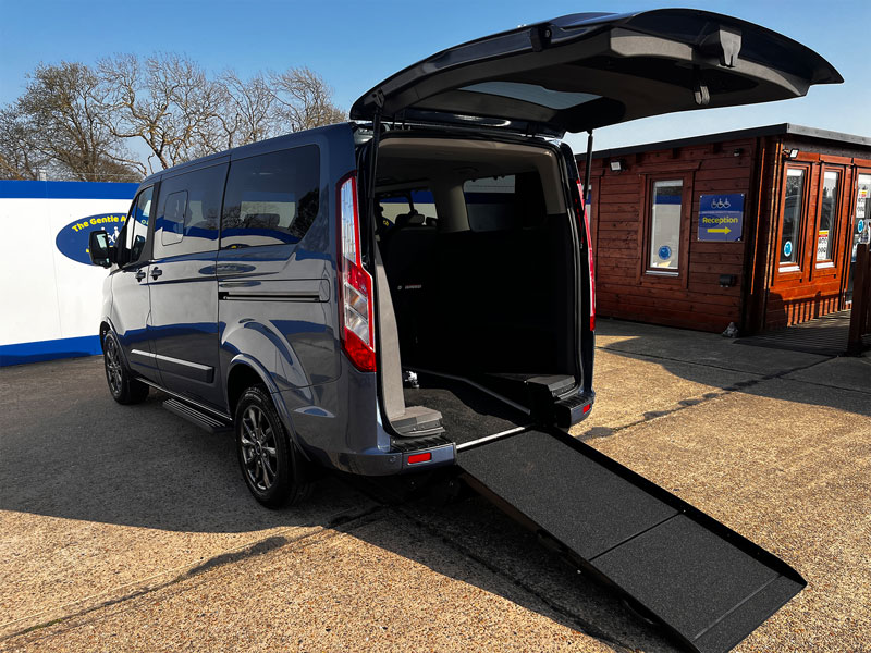 Side underfloor lift 1 for a wheelchair accessible vehicle