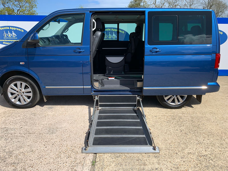 Side underfloor lift for a wheelchair accessible vehicle